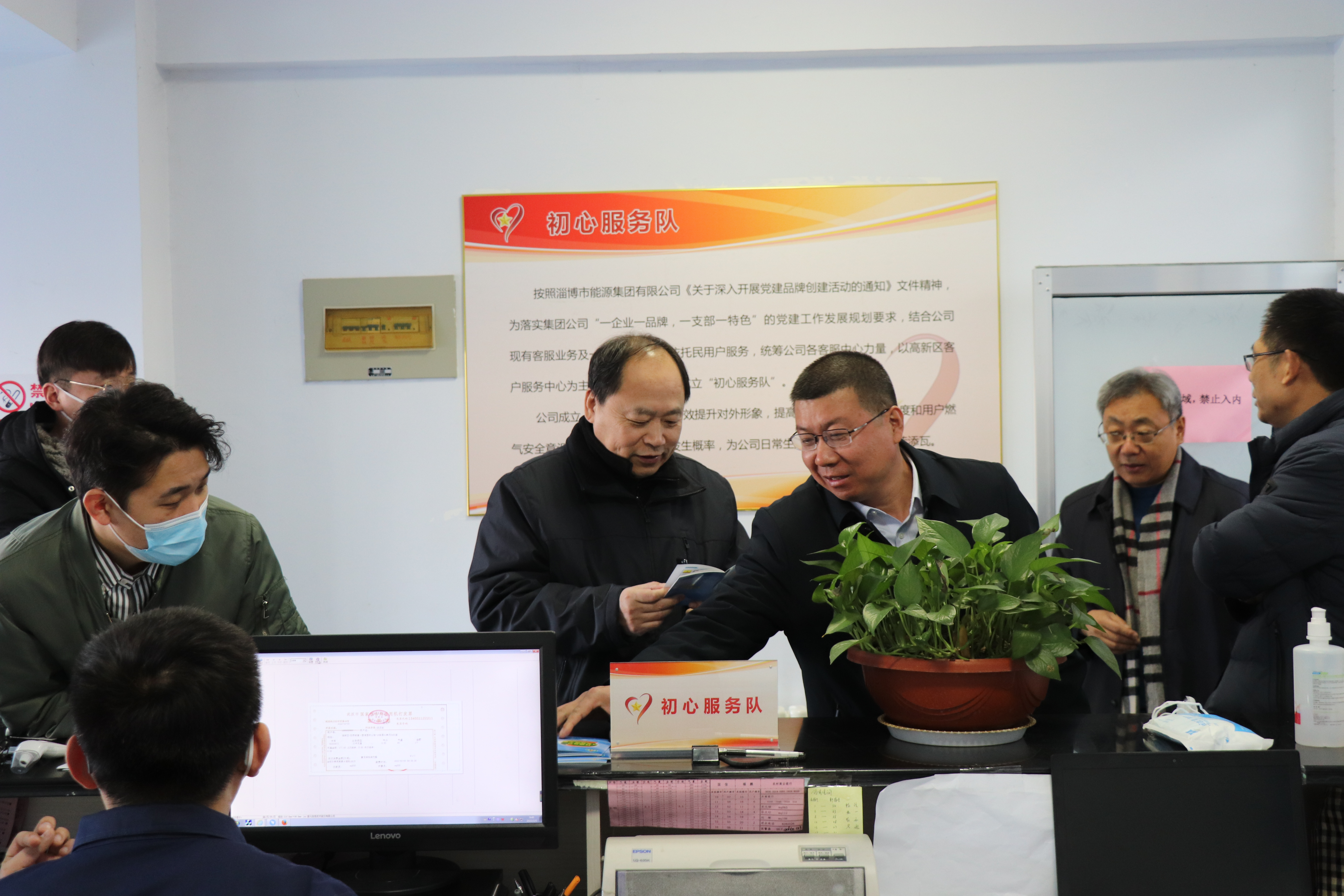 伟德国际1946源于英国汪德刚一行春节假期看望慰问坚守岗位员工(图2)